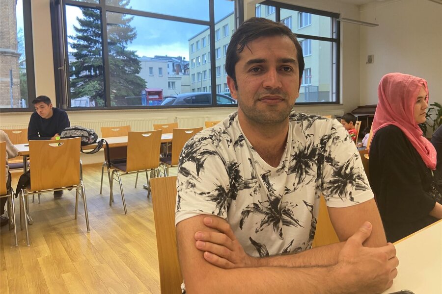 Deutsch lernen bei einem Stück Kuchen: „In meinem Heimatland sah ich keine Chance“ - Rahid Khalid aus Afghanistan hat Medizin studiert. Vor zwei Jahren kam er nach Deutschland. Er hofft, dass sein Abschluss anerkannt wird und er in Plauen als Arzt arbeiten kann.