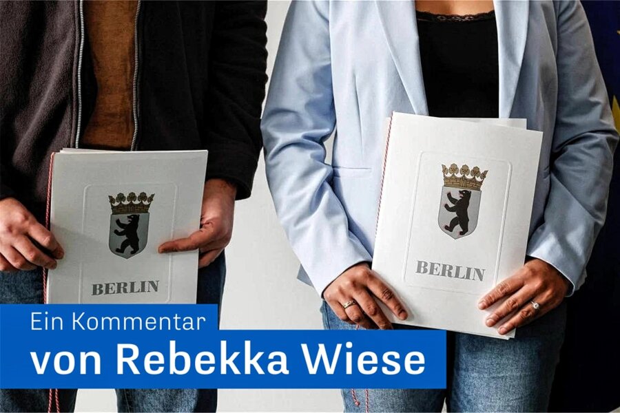 Deutsch sein - Eingebürgerte zeigen ihre Einbürgerungsurkunden nach einer Feier bei der Zentralen Einbürgerungsstelle des Landesamtes für Einwanderung. Deutschland in Berlin.