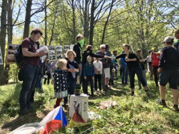 Deutsch-tschechisches Picknick: Mit Biene Maja für die Grenzöffnung - Rund 100 Menschen hatten sich auf den Wiesen beiderseits der Grenze versammelt.