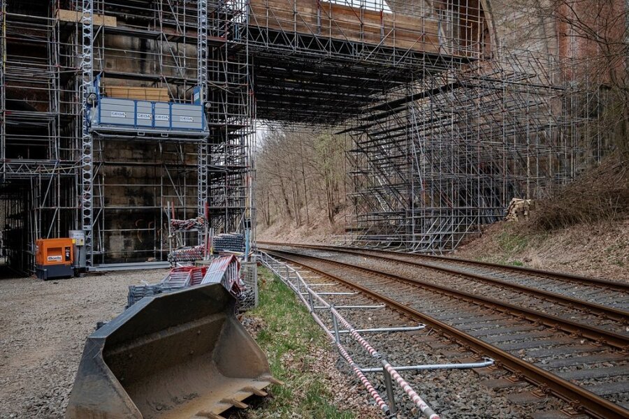 Deutsche Bahn erreicht bei Sanierung der historischen Elstertalbrücke wichtigen Meilenstein - Von der laufenden Sanierung der Elstertalbrücke ist auch der Zugverkehr der Sachsenmagistrale zwischen Dresden und Hof betroffen. Dank des neuen Stellwerkes können nun wesentlich mehr Züge jene Bauabschnitte passieren, die während der Bauarbeiten von Juni 2022 bis August 2023 nur eingleisig befahrbar sind.