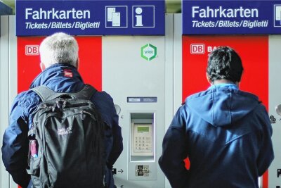 Deutsche Bahn hat in Sachsen viele Ticketautomaten abgebaut - Reisende an Ticketautomaten der Deutschen Bahn. In den letzten sieben Jahren hat die DB in Sachsen 68 Automaten abgebaut. 
