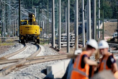 Deutsche Bahn: "Zu voll, zu alt, zu kaputt" - Was hinter der Selbstkritik steckt - Bauarbeiter bei Tätigkeiten an einem Bahnknoten: Der Finanzierungsbedarf der Deutschen Bahn für die Infrastruktur wird bis 2027 auf 87 Milliarden Euro geschätzt. 