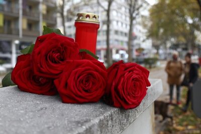 Deutsche bei Terroranschlag in Wien getötet - Rote Rosen und eine Kerze liegen in Gedenken an die vier Opfer des Terroranschlags in der Wiener Innenstadt.