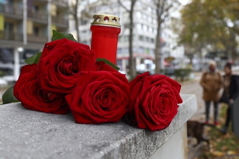 Deutsche bei Terroranschlag in Wien getötet - Rote Rosen und eine Kerze liegen in Gedenken an die vier Opfer des Terroranschlags in der Wiener Innenstadt.