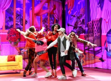 Deutsche Erstaufführung: Freiberg zeigt die Musical-Version von "Charleys Tante" als knallbuntes Travestie-Spektakel - 