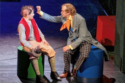 Deutsche Erstaufführung im Winterstein-Theater Annaberg: Publikum tobt - Hans Christian Andersen (Mark Weigel) erzählt einem Jungen, der als Außenseiter gilt, das Märchen vom hässlichen Entlein.