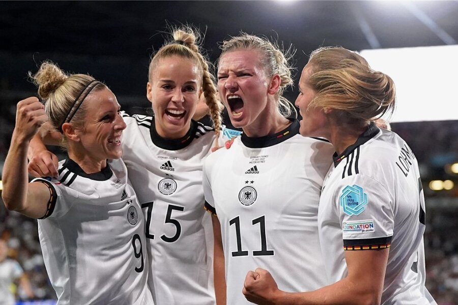 Kapitänin Alexandra Popp (2.v. r.) bejubelt im Halbfinale gegen Frankreich ihr Tor zum 2:1 mit ihren Teamkolleginnen. Am Sonntag spielt das deutsche Team im Finale gegen die Engländerinnen. 