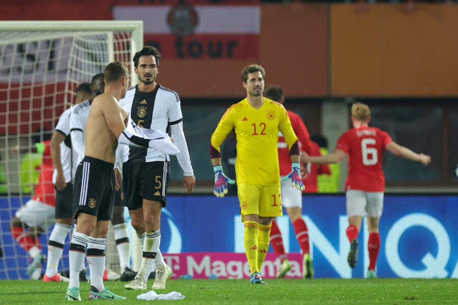 Deutsche Nationalelf verliert letztes Spiel des Jahres gegen Österreich - Österreich feiert den Treffer von Christoph Baumgartner zum 2:0. 