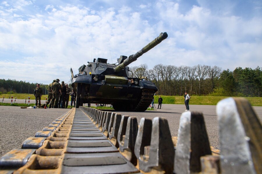 Deutsche Rüstungsexporte steuern auf neuen Rekord zu - Ukrainische Soldaten arbeiten an einem Kampfpanzer vom Typ Leopard 1 A5.