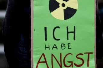 Deutsche: Schwerer AKW-Unfall hier möglich - Die große Mehrheit der Deutschen hält einer Umfrage zufolge einen Atomunfall wie in Japan auch in Deutschland für denkbar. Gegen die Laufzeitverlängerung der deutschen Atomkraftwerke sind mittlerweile sogar 80 Prozent der Deutschen.