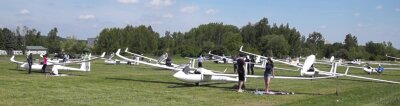 Deutsche Segelflugmeisterschaft: Wo es wirklich aufs Wetter ankommt - Aufgereiht nach den jeweiligen Klassen warten die Teilnehmer darauf, dass sie die Motorflugzeuge in die Luft bringen. 