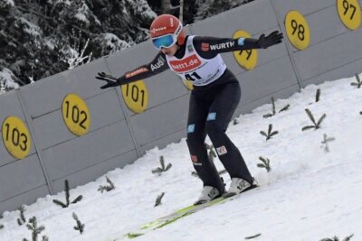 Deutsche Skispringerinnen in Klingenthal: Frust statt Freude beim Heimspiel - Zu früh gelandet: Selina Freitag am Samstag in Klingenthal. 