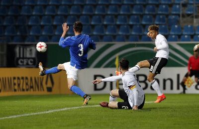 Deutsche U20 spielt in Chemnitz 2:2 gegen Italien - Sidney Friede trifft zum 1:1.