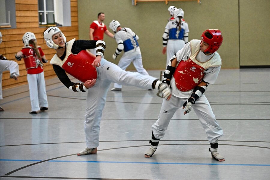 Deutsche Vize-Meisterin im Taekwondo trainiert in Limbach-Oberfrohna - Lara Welker (links) wurde im Januar Deutsche Vize-Meisterin im Taekwondo. Gemeinsam mit Jonas Kretzschmar (rechts), dem Deutschen Meister 2019, trainiert sie im Taekwondo-Verein Limbach-Oberfrohna.