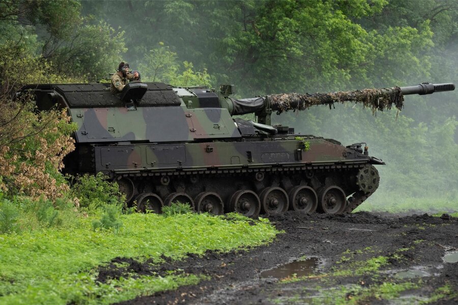 Deutsche Waffen gegen Ziele in Russland - ein Kommentar von Torsten Kleditzsch - Eine deutsche Panzerhaubitze 2000 der ukrainischen Armee an der Frontlinie in der Nähe von Bachmut.