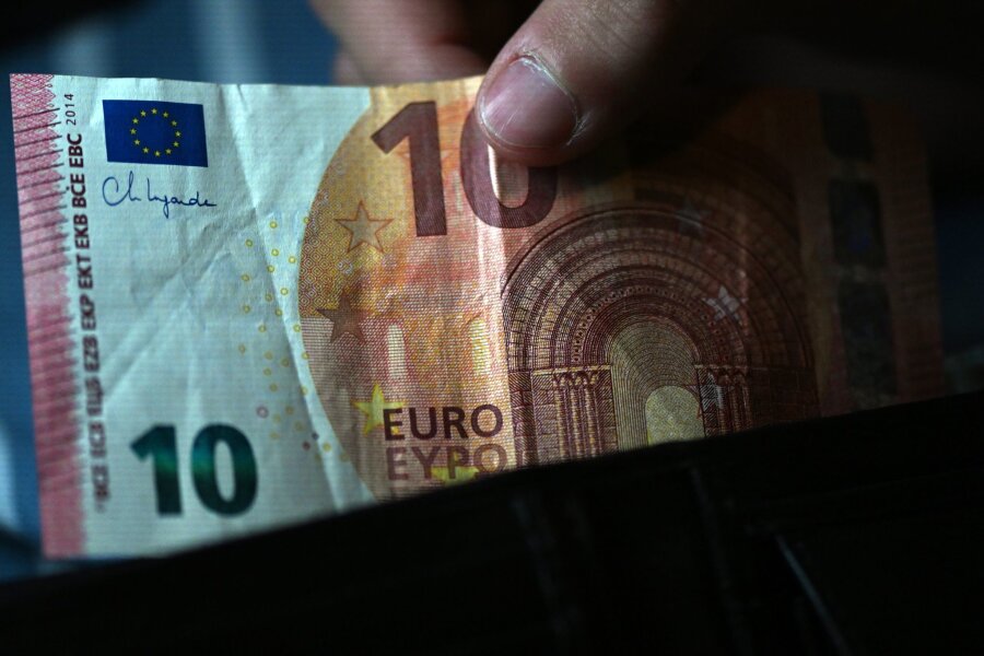 Deutsche zahlen kleine Beträge am liebsten in bar - Laut einer Umfrage greifen die meisten Deutschen bei Rechnungen bis zu 20 Euro zum Bargeld.