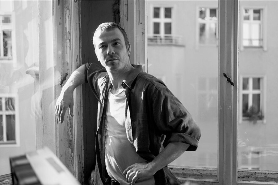 Deutscher Filmpreis: Neun Auszeichnungen für Autorenporträt "Lieber Thomas" - Überzeugte die Filmpreis-Jury: Albrecht Schuch als Thomas Brasch in einer Szene des Films "Lieber Thomas". Er erhielt für seine Rolle das Prädikat "Bester Hauptdarsteller".  