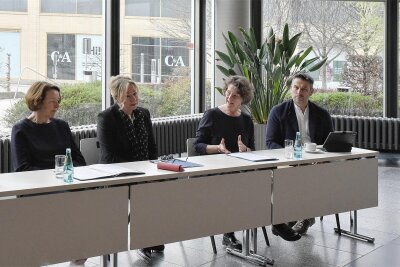 Deutscher Museumsbund tagt 2025 in der Kulturhauptstadt Chemnitz - Wiebke Ahrndt, Bürgermeisterin Dagmar Ruscheinsky, Sabine Wolfram und Ralf Schulze (von links) kündigen die Jahrestagung an.