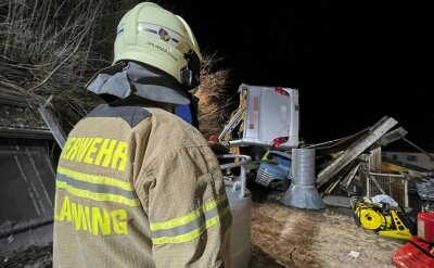 Rettungskräfte der Feuerwehr sind am Unglücksort im Einsatz. Ein deutscher Reisebus ist auf der Rohrmooser Landstraße L722 in Richtung Schladming in der sog. «Schlösselkehre» über eine Böschung gestürzt. 