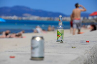 Deutscher Tourist bei mutmaßlichem Balkonsturz gestorben - Leere Flaschen und Dosen am Strand auf Mallorca.