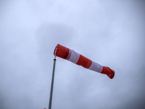 Deutscher Wetterdienst warnt vor Sturmböen in Sachsen - Der Deutsche Wetterdienst (DWD) hat für den heutigen Donnerstag (bis Freitagmorgen) eine amtliche Warnung vor Sturmböen in ganz Sachsen herausgegeben (Stufe 2 von 4).