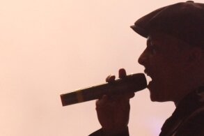 Lichte Pastelltöne und braune Cord-Jacke: Xavier Naidoo bei einem Konzert in Hamburg.