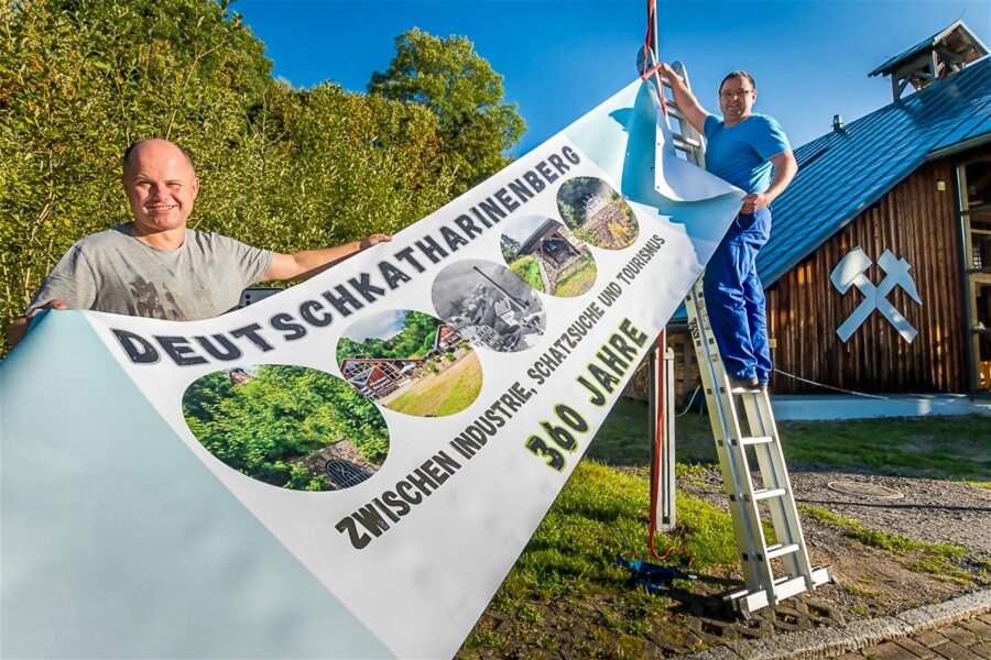 Deutschkatharinenberg feiert 360 Jahre - Jens Wagner und Knut Beyer (v. l.) haben vorab ein Banner zum Fest aufgehängt.