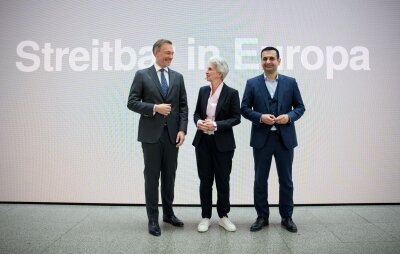 Deutschland als Absteiger? Lindner für "Wirtschaftswende" - "Streitbar in Europa": Der Parteitag der FDP um Lindner (l-r), Strack-Zimmermann und Djir-Sarai könnte für Zoff in der Ampel-Koalition sorgen.