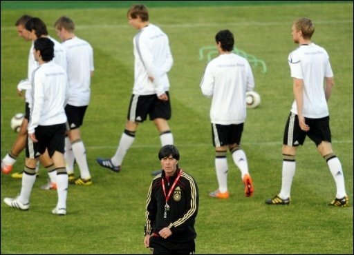Deutschland - England: Klose und Podolski treffen - Bei der Fußball-Weltmeisterschaft in Südafrika treffen im Achtelfinale heute Deutschland und England in Bloemfontein aufeinander. Bundestrainer Joachim Löw muss muss dabei auf Stürmer Cacau verzichten.
