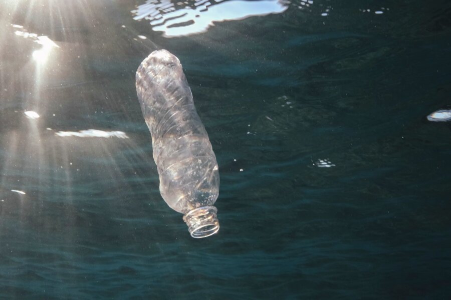 Deutschland exportiert weniger Plastikmüll - Eine weggeworfene Plastikflasche im Roten Meer vor Ägypten.
