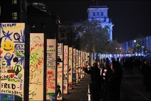 Deutschland gedenkt des Mauerfalls vor 20 Jahren - Deutschland gedenkt heute des Falls der Berliner Mauer vor 20 Jahren. Eine symbolische Mauer aus Dominosteinen soll am Abend symbolisch zum Einsturz gebracht werden.
