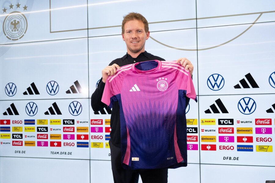 Deutschland gegen Ungarn im pinkfarbenen Auswärtstrikot - Bundestrainer Julian Nagelsmann präsentiert das pinkfarbene Auswärtstrikot des DFB-Teams.