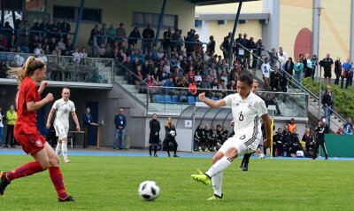 Deutschland gewinnt in Mittweida - Länderspiel der deutschen Fußballnationalmannschaft der U-15-Juniorinnen (weiß), hier mit Ria Clara Fröhlich beim 2:1, gegen Tschechien in Mittweida.