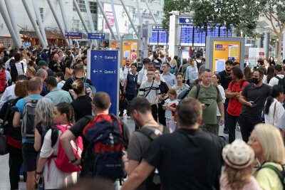 Deutschland im Reisefieber - doch Personalnot auf Flughäfen - Passagiere stehen Schlange im Flughafen Düsseldorf. Der Ferienstart im bevölkerungsreichsten Bundesland Nordrhein-Westfalen dürfte am Wochenende zu stundenlangen Wartezeiten beim Check-in und an den Sicherheitskontrollen führen. 