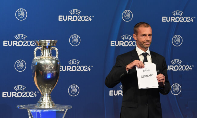UEFA-Präsident Aleksander Ceferin öffnete bei der Bekanntgabe-Zeremonie den Umschlag.