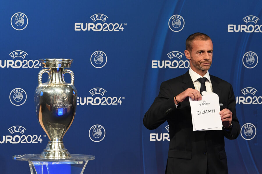 Deutschland ist Gastgeber der Fußball-EM 2024 - UEFA-Präsident Aleksander Ceferin öffnete bei der Bekanntgabe-Zeremonie den Umschlag.