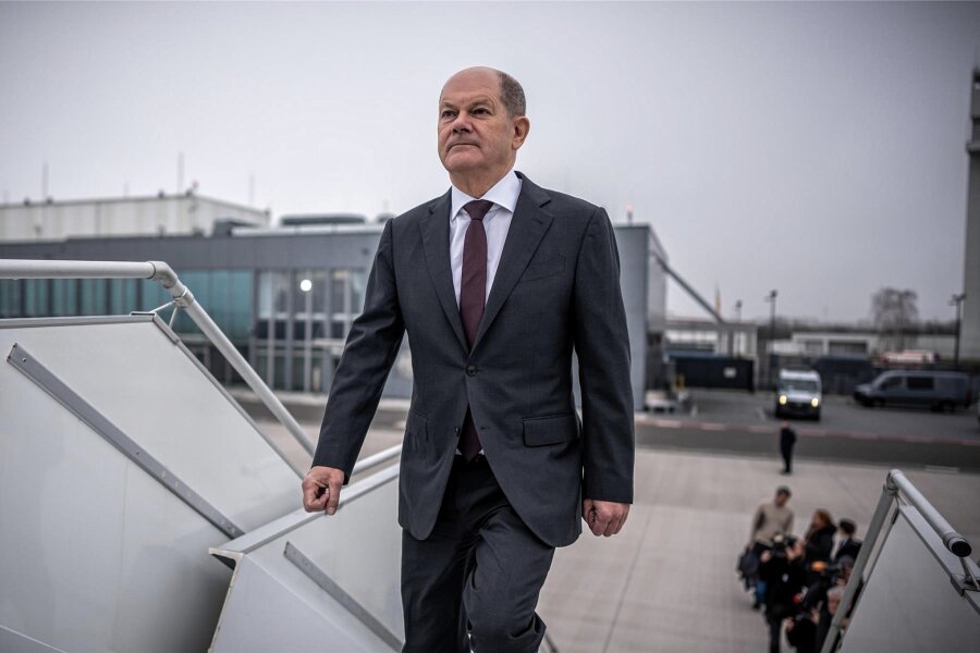Deutschland muss vorbereitet sein - Bundeskanzler Olaf Scholz (SPD) steigt im militärischen Teil des Flughafens Berlin Brandenburg in einen Airbus der Flugbereitschaft der Luftwaffe, um in die USA zu fliegen.