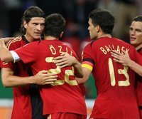 Deutschland siegt im Test gegen "Bafana Bafana" - Mario Gomez (l.) und Mesut Özil (2.v.l.) waren die Matchwinner beim Sieg der deutschen Mannschaft
