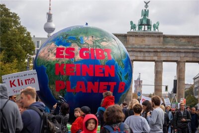 Deutschland soll bereits 2045 klimaneutral sein - Klimaprotest in Berlin. Die Politik muss ein höchstrichterliches Urteil zum Klimaschutz umsetzen - und macht Tempo. 