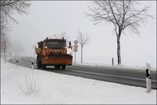 Deutschland wappnet sich gegen Wochenende mit Schnee und Sturm - Nach der Ankunft von Tief "Daisy" mit Schnee und eisigen Windböen haben sich Räum- und Rettungsdienste in Deutschland für chaotische Verkehrsverhältnisse gewappnet. Der Deutsche Wetterdienst (DWD) rechnet mit "erheblichen Behinderungen" im Verkehr.