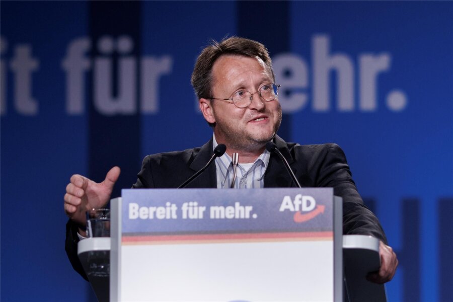 Deutschlands erster AfD-Landrat mit Neonazi-Aktivistin zusammen - Robert Sesselmann (AfD), seit letztem Sommer Landrat des Kreises Sonneberg in Thüringen.