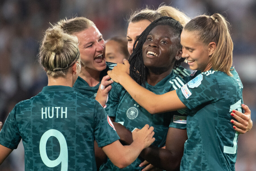 Deutschlands Fußballerinnen besiegen auch Finnland ohne Gegentor - Deutschlands Nicole Anyomi (M) jubelt nach ihrem 0:3 mit dem Team.