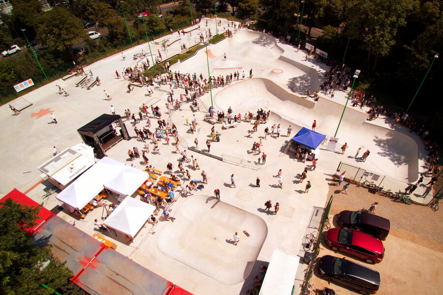 Deutschlands größter Skatepark in Düsseldorf eröffnet - Deutschlands größter Skatepark wurde am Samstag offiziell in Düsseldorf eröffnet.