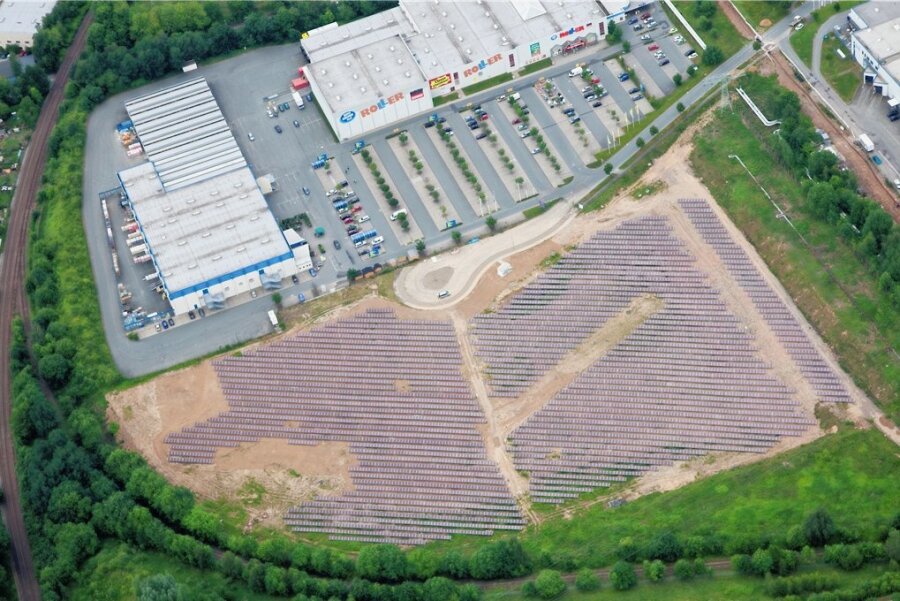Erst aus der Luft ist zu erfassen, wie groß der Solaroark des Energieversorgers Eins Energie an der Hermann-Pöge-Straße in Chemnitz ist.