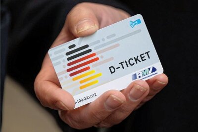 Deutschlandticket: Forderung nach Papiervariante für 49-Euro-Fahrkarte wird lauter - Eine Möglichkiet auch für Mittelsachsen?: Ein "D-Ticket" im Chipkartenformat wird anlässlich des Verkaufsstarts des Deutschlandtickets im Frankfurter Hauptbahnhof auf einem Pressetermin gezeigt. 
