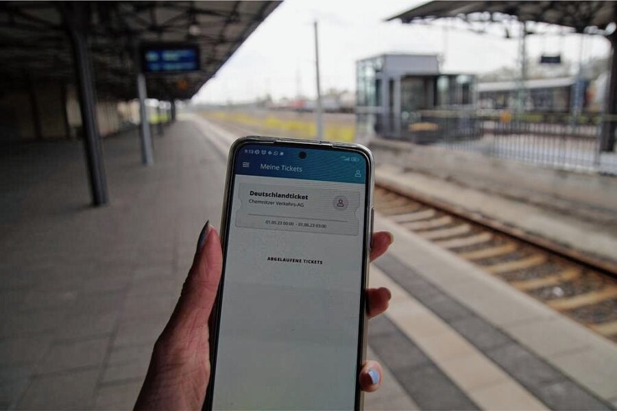 Deutschlandticket: Lohnt sich das für die Mittelsachsen? - Ab 1. Mai kann das Deutschlandticket genutzt werden. Die Reisenden am Bahnhof in Freiberg haben verschiedene Meinungen dazu. 