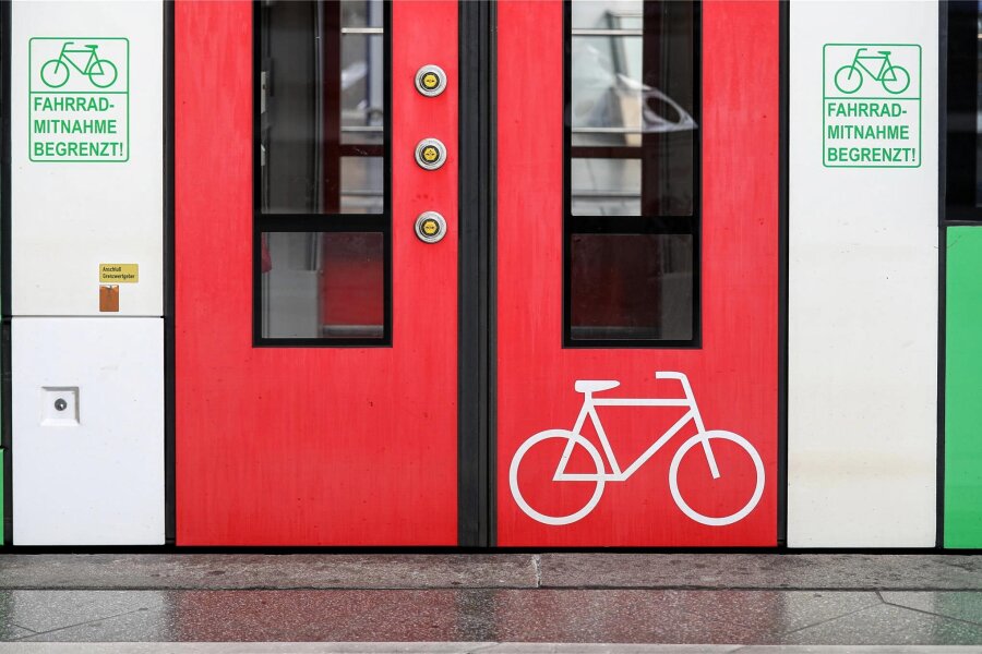Deutschlandticket: Verkehrsverbünde in Sachsen regeln die Fahrradmitnahme neu - Ein Fahrradsymbol auf einer Zugtür.