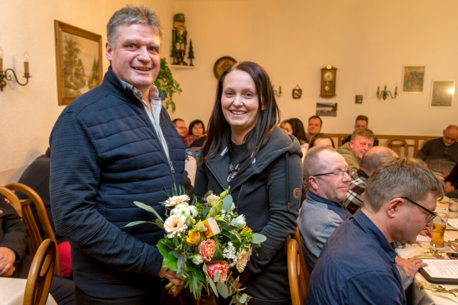 Deutschneudorf: Was der neue Bürgermeister rasch anpacken will - Gemeinderätin Lisa Zenker nahm René Hoffmann den Amtseid ab. Anschließend gab es Blumen für das neue Gemeindeoberhaupt. 