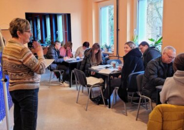 Deutschstunde für Ukrainer - so kümmert sich Lichtentanne - Während einer Deutschstunde bei Birgit Petrik. 