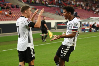DFB-Auswahl stürmt auf Platz eins in WM-Quali - 6:0 gegen Armenien - Deutschlands Karim Adeyemi (r) jubelt zusammen mit Florian Wirtz nach seinem Treffer zum 6:0. 